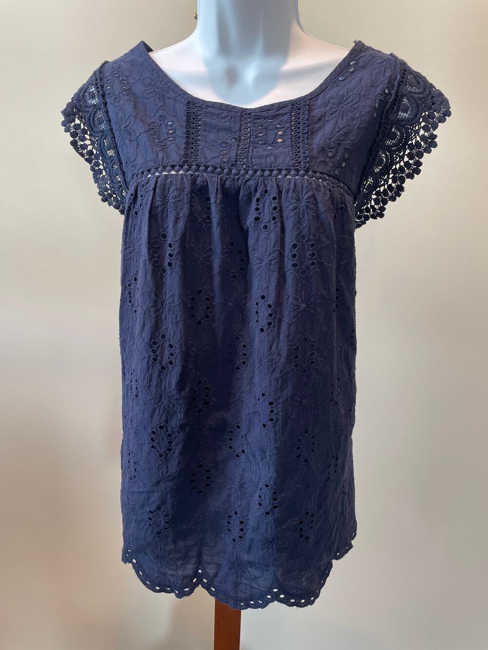 Knox Rose Eyelet Embroidered Cotton Top Size M Navy Scallop Hem